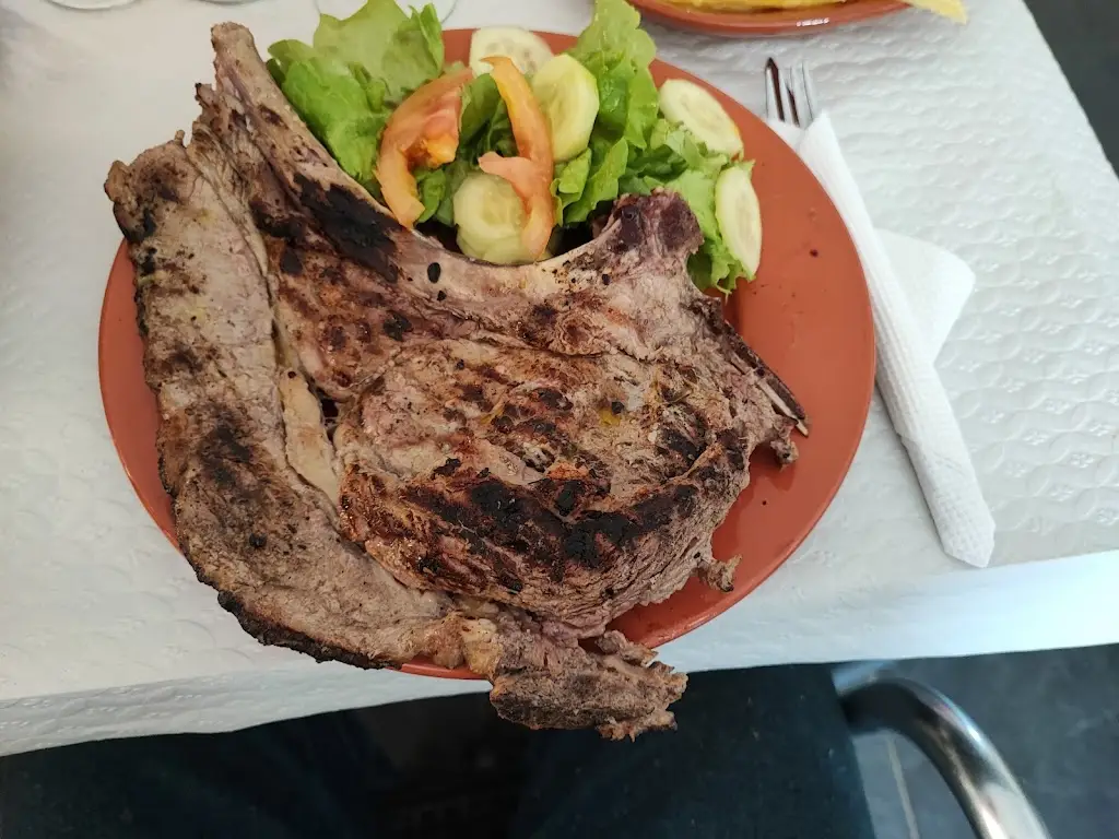 Claudio Moutinho_Café Feliz_Ferreira do Zêzere_recensione