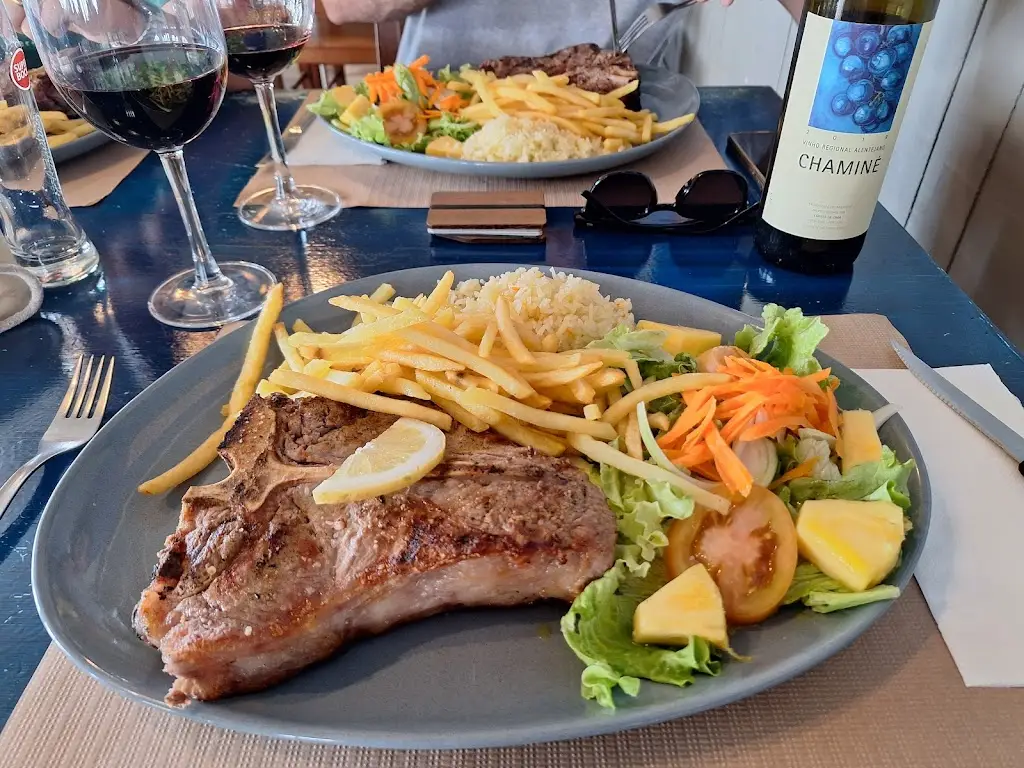 Luís Azevedo_Mau Maria_Oliveira do Bairro_reseña