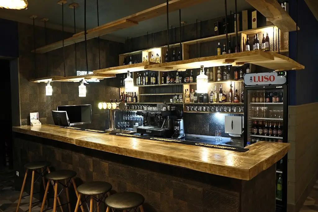 Mau Maria_Oliveira do Bairro_slider_image_1