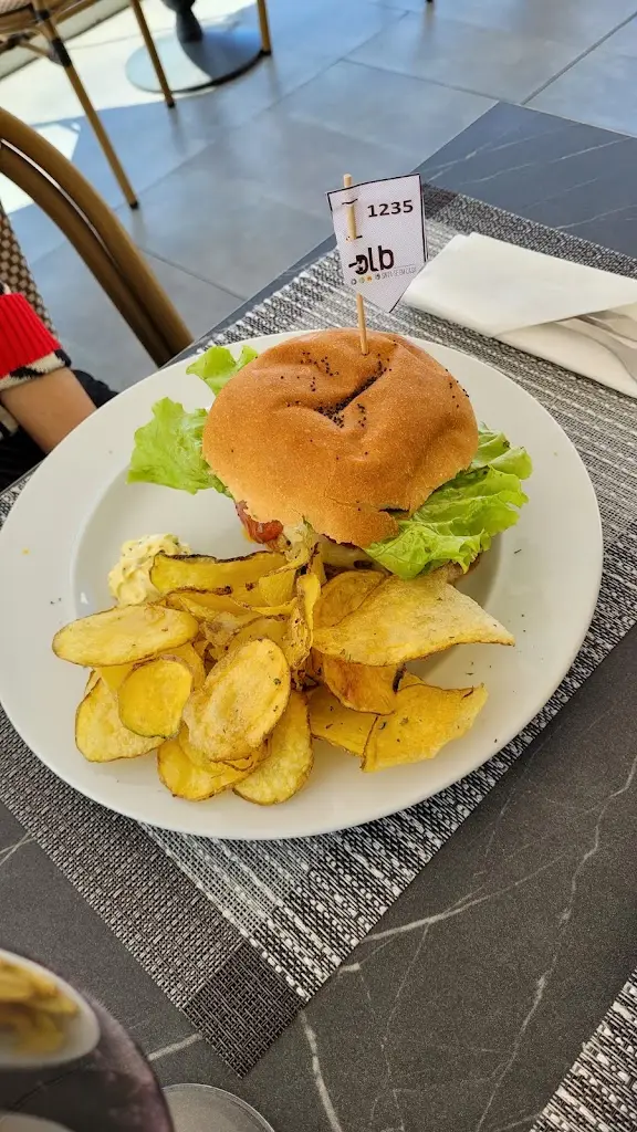 Lucas Bertti_OLB - Sinta-se Em Casa_Oliveira do Bairro_review