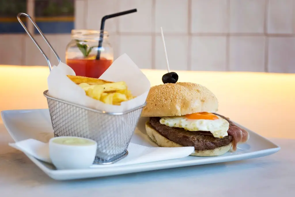 Hamburgueria Portuguesa by Farnel_Alcochete_slider_image_3