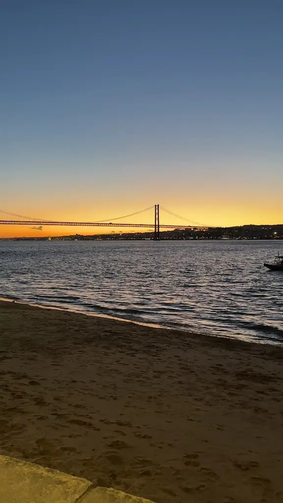 Angela A_Atira-te ao Rio_Almada_reseña