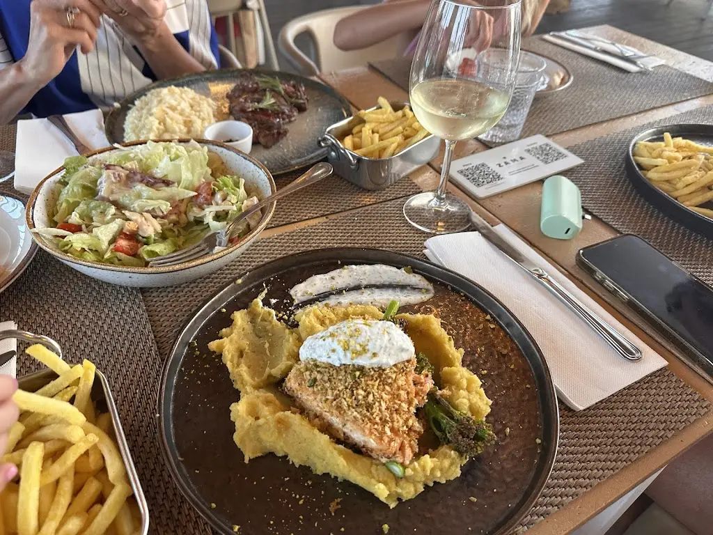 Jordan Rockensuess_Zama Beach Club_Costa de Caparica_review