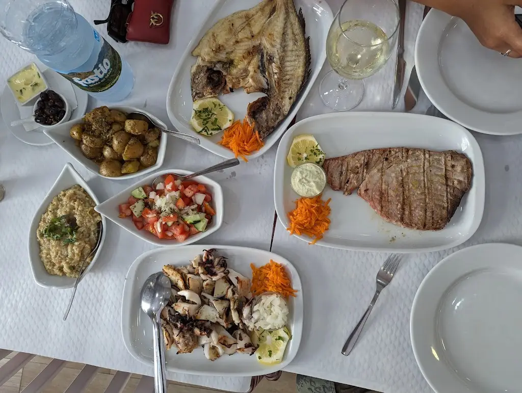 Dimitrios Psarrou_Casa de Peixe_Pinhal Novo_reseña