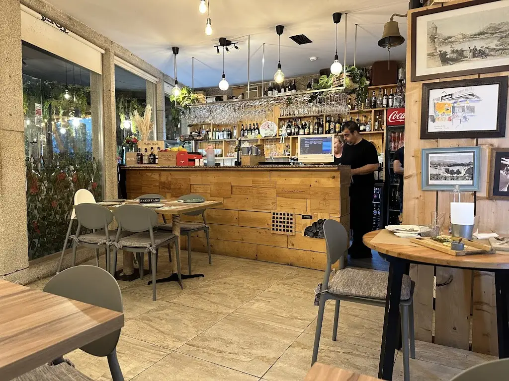 Fronteira Gastrobar-Tapas Wines Gins_Valença_slider_image_1