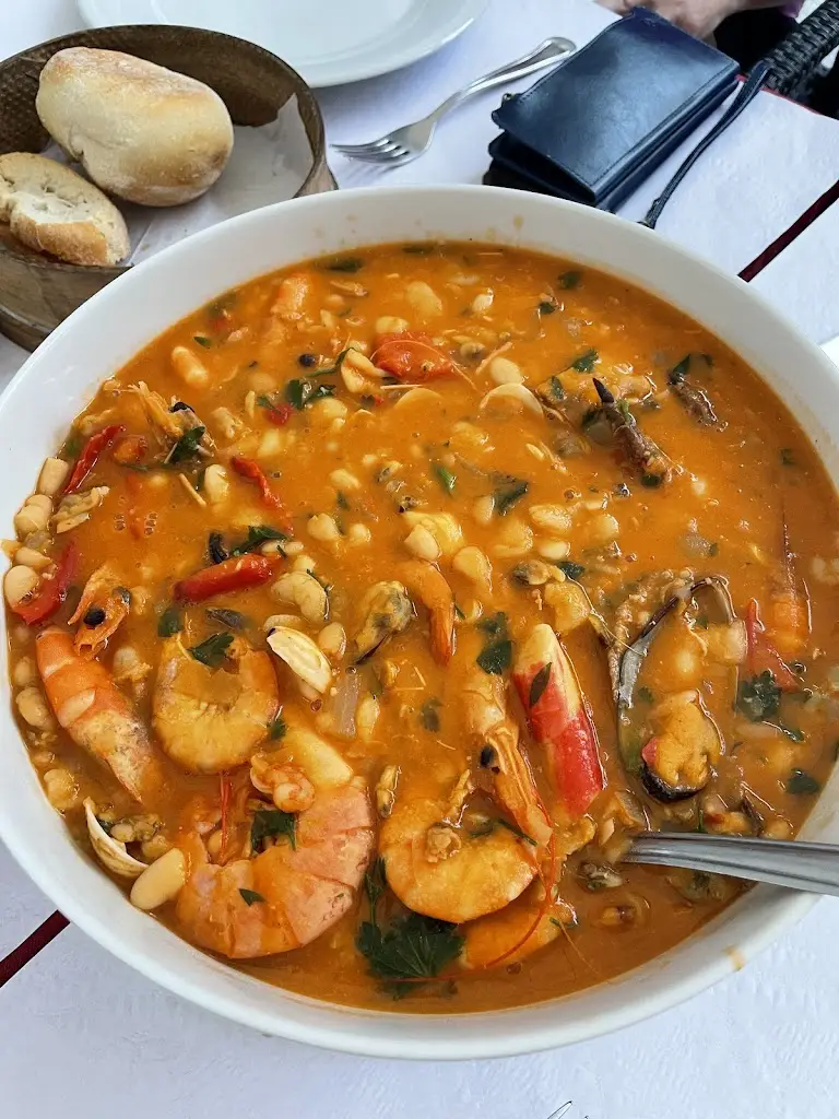 Rebecca Schad_A Muralha_Ponte de Lima_review