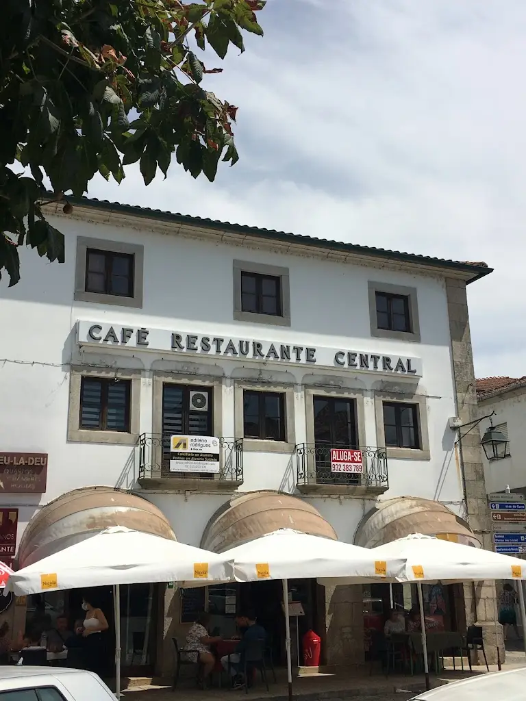 Kate Marks Roseiro_Restaurante Firminos - Café Central_Monção_reseña