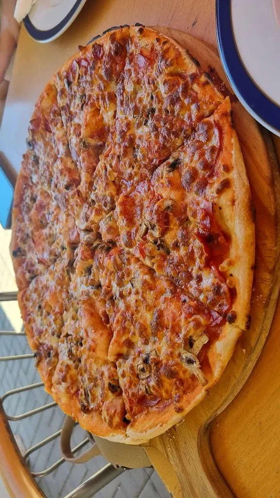 Nicoleta Grigorov_Pizzaria San’tiago_São João de Areias_avis