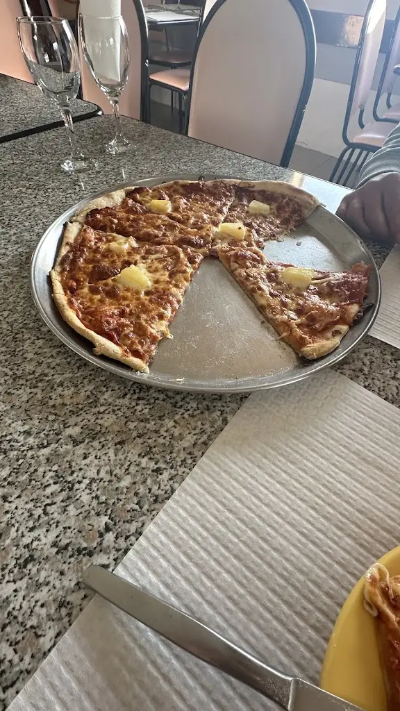 Tash Wright_Pizzaria Ardéchoise_Vila Chã_reseña