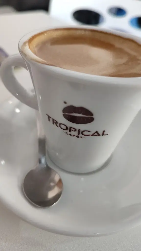 Jennifer Weaver_Café Restaurante Tropical_Vila Chã_recensione