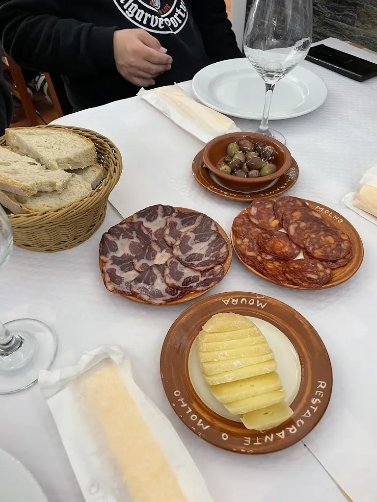 rachael alderlieste_O Molho_Moura_review