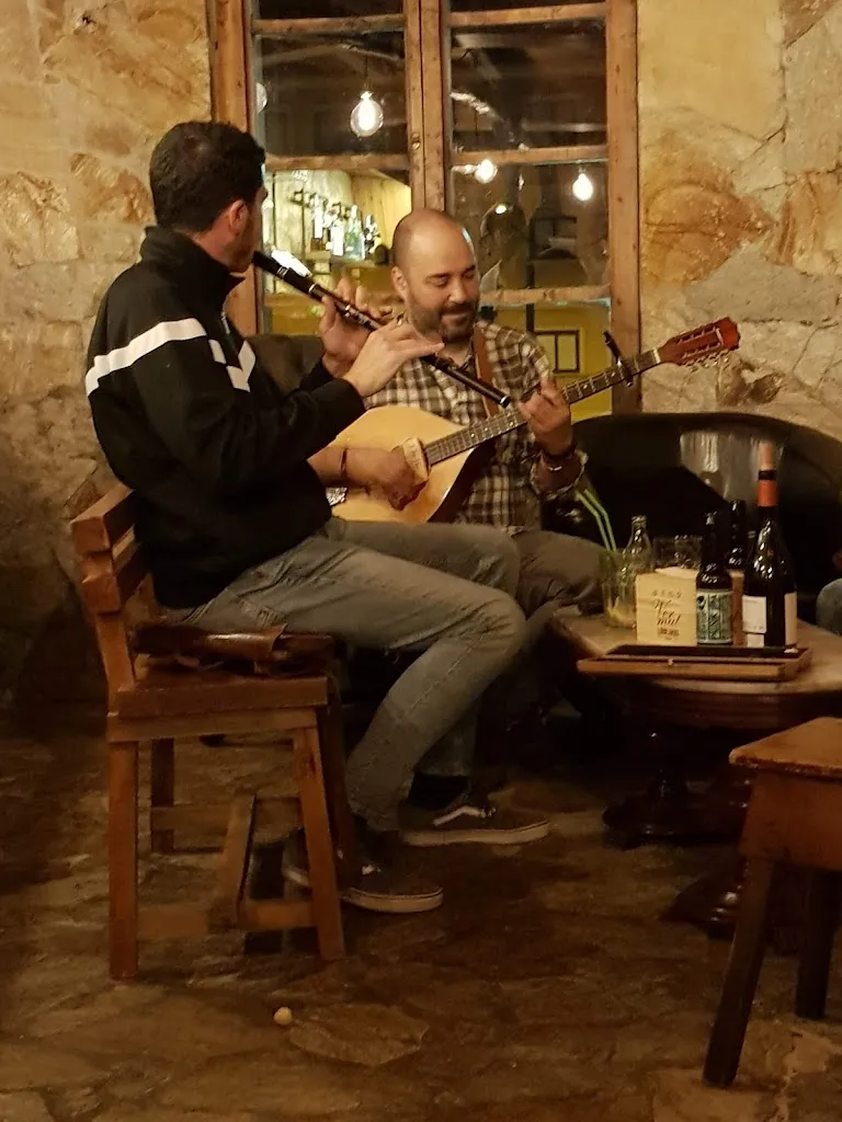 Manuel Álvarez_Bar Orellas_Ordes_review