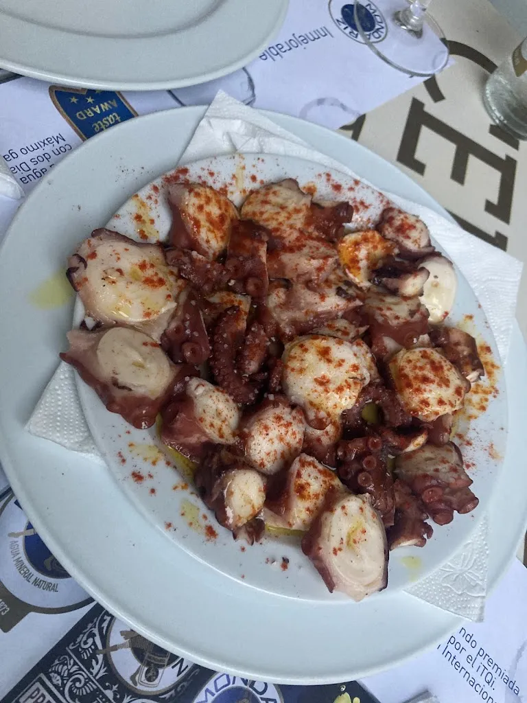 Víctor_Parrillada A D' Marilús_Outes_review