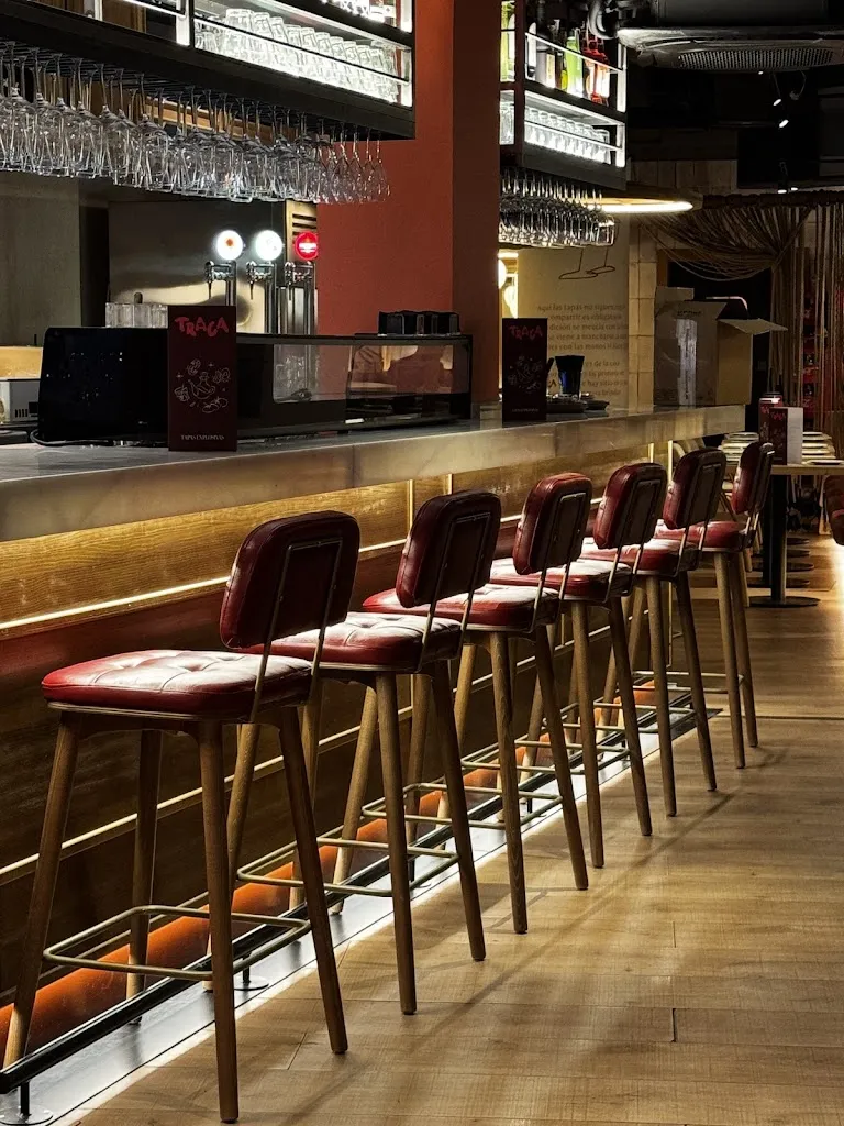 TRACA MADRID restaurant in Padrón