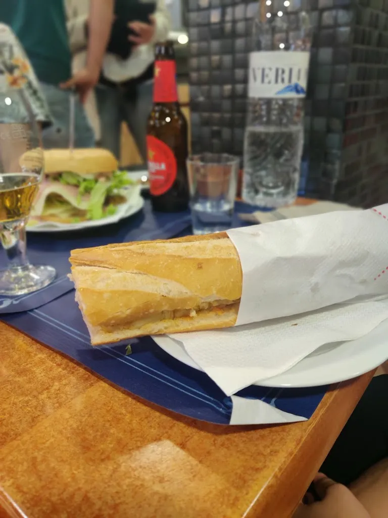 Mónica Tejero Malagón_Bar L'Escala 2_Garriga La_review