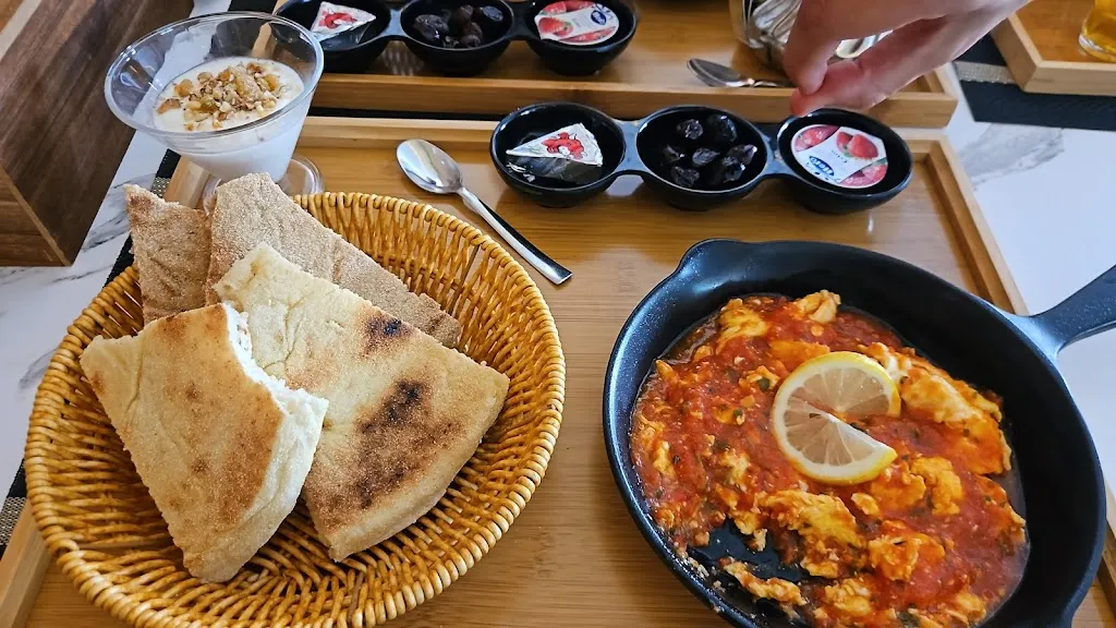 Younes Afkir_Las Perlas_Manlleu_review