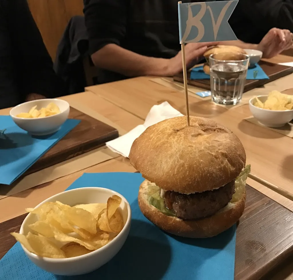 Neil James_Beive Manlleu - Cafeteria Hamburgueseria_Manlleu_review