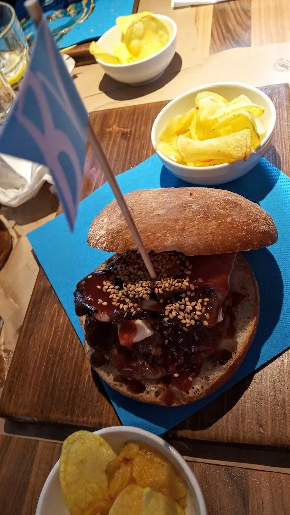 Adrià Colomer Serra_Beive Manlleu - Cafeteria Hamburgueseria_Manlleu_review