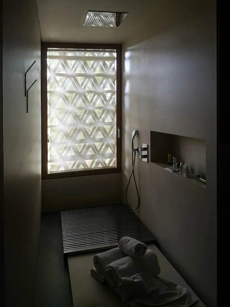 Craig Magee_Hotel Somiatruites_Igualada_review