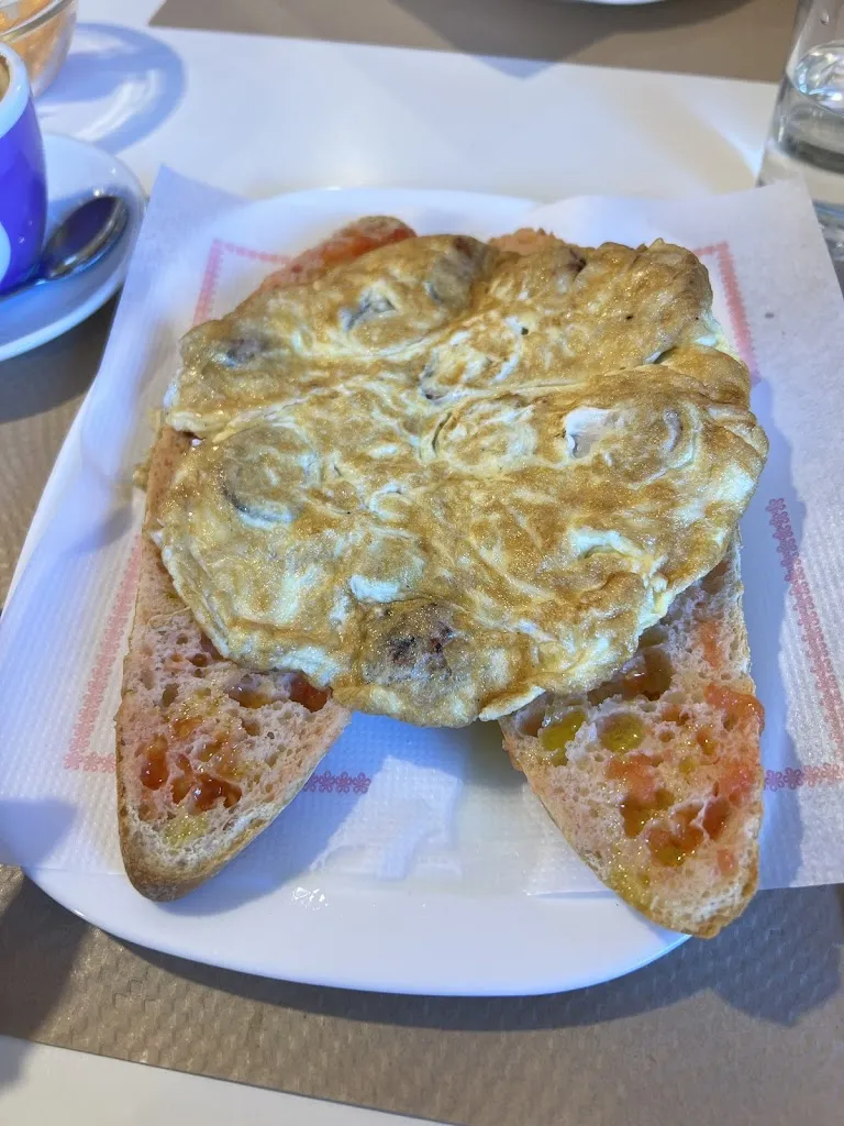 chloe stone_MenjaB Igualada Restaurant Cafeteria_Igualada_review