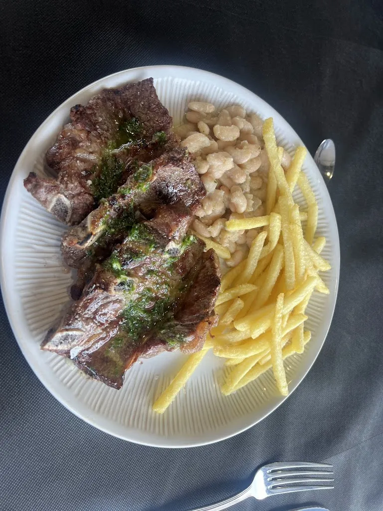 Tharani Abeysekera_L'Esquitx_Masies de Voltregà Les_review