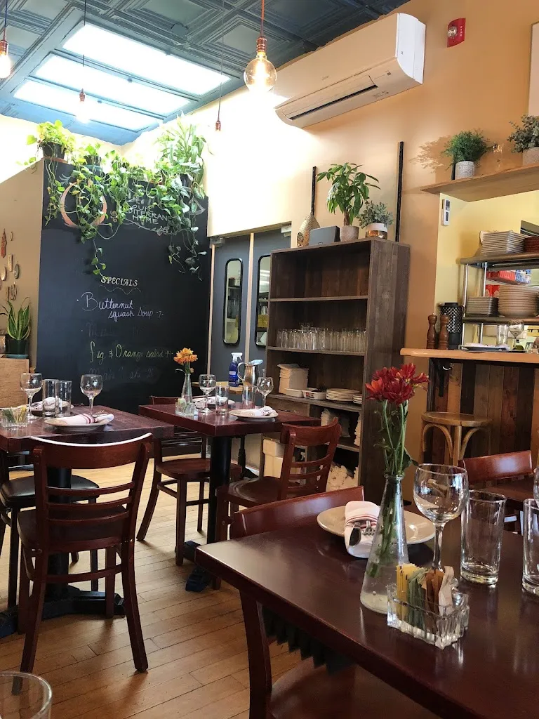 MishMish Cafe restaurant in Montclar