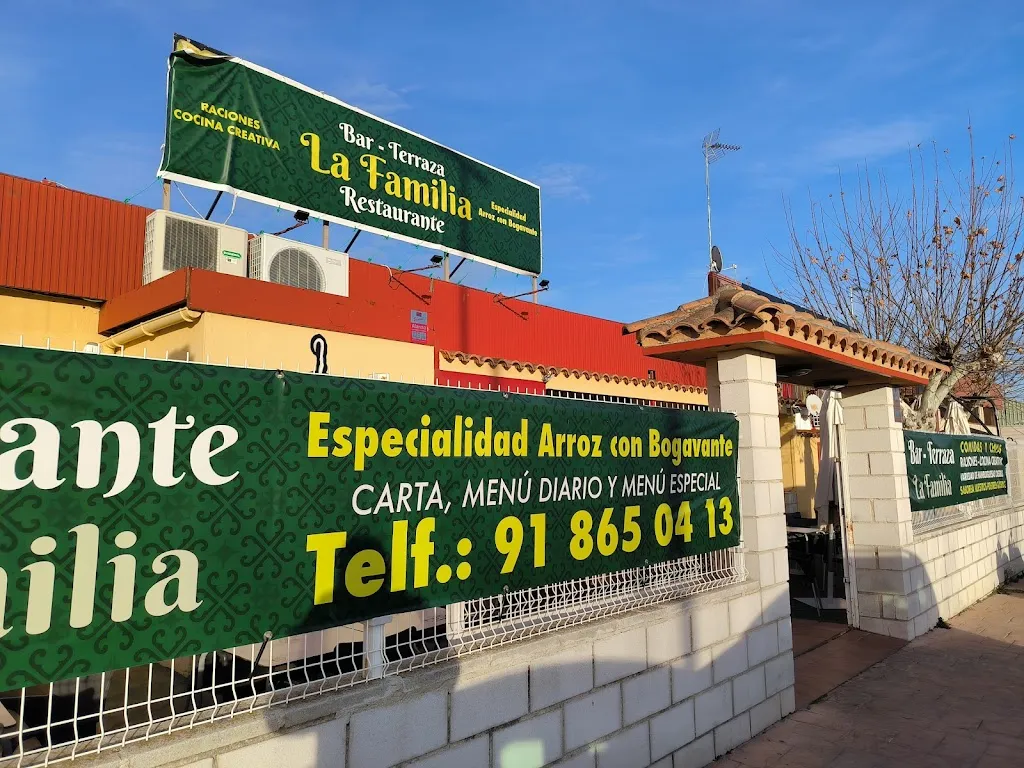 Rey Navarro_La familia_Navas_review