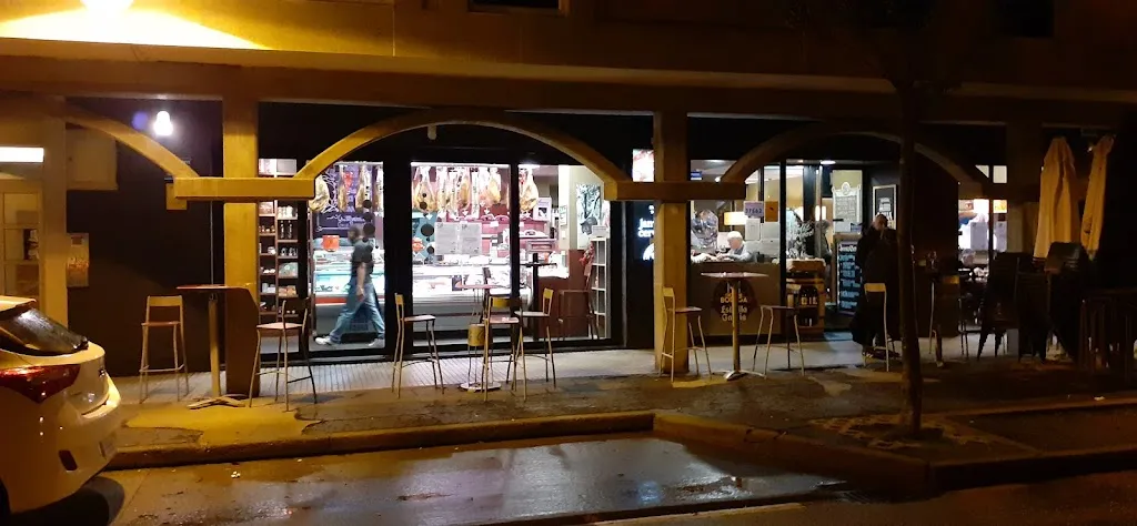 Jamoneria Cavamontes restaurant in Oleiros