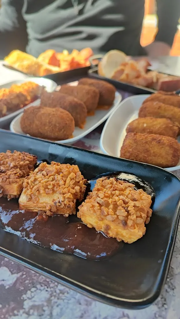 Tania de Mata-Garcia_Vermut & Teca_Palau-solità i Plegamans_review