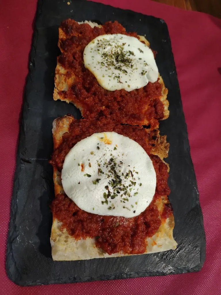 Bond. James Bond. _TAPAS BAR - RESTAURANT_Palau-solità i Plegamans_recensione