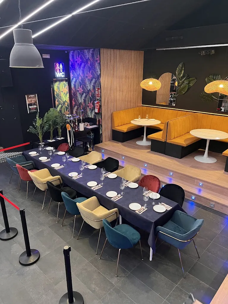 Athos Lounge Club restaurant in Palau-solità i Plegamans