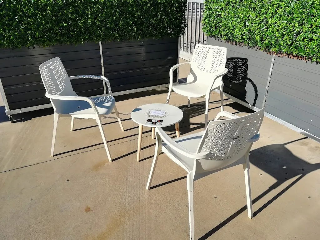 Drinking coffee FT_Palau-solità i Plegamans_slider_image_1