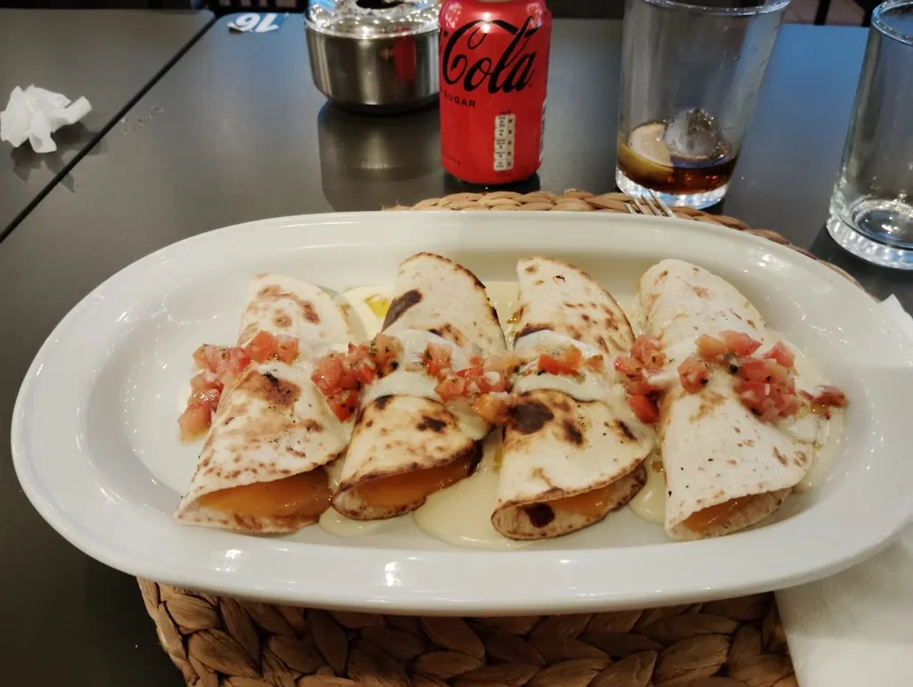 Roberto Ggonzalez_3 pés en Noia- Eventos - Restaurante - Cafetería_Noia_review