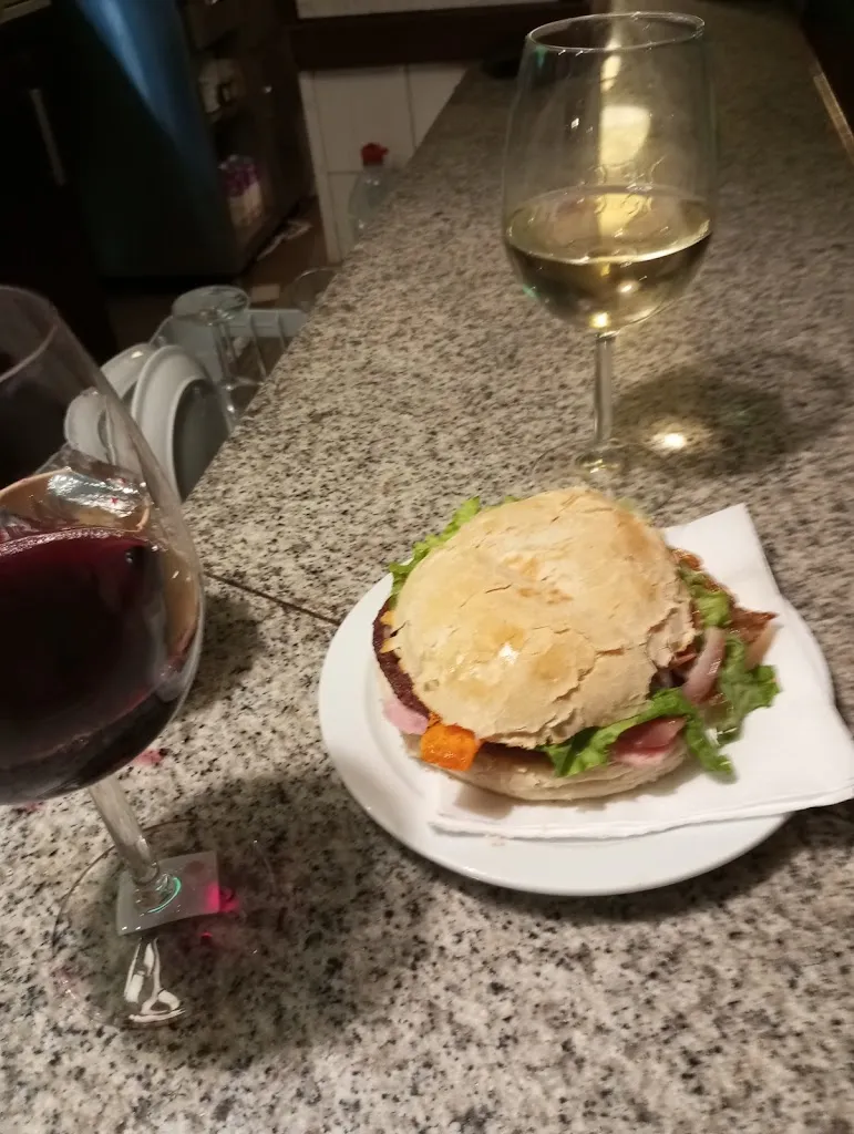 paula vigo_Cafe Bar Burguer RIL 'S_Noia_review