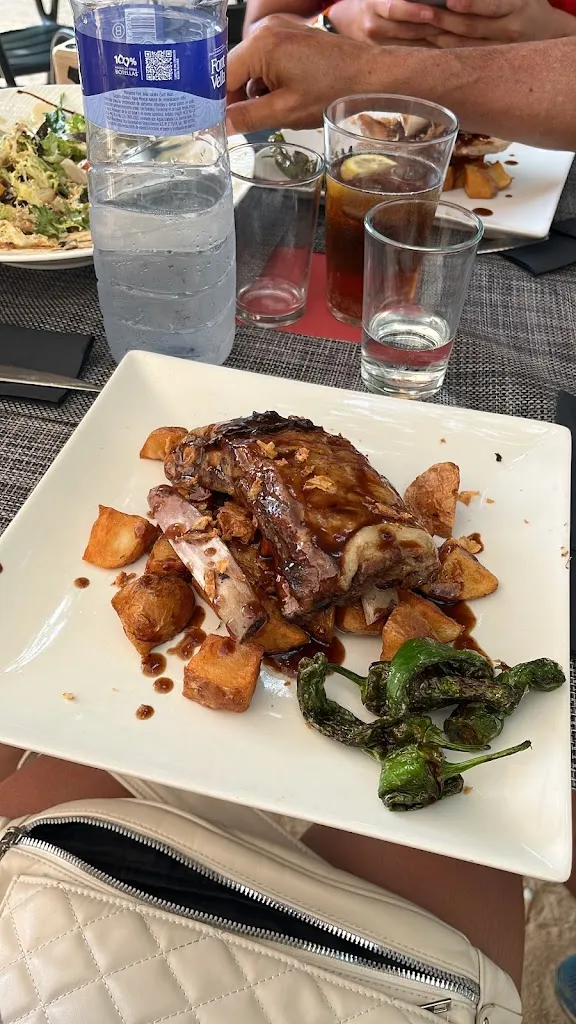 aisha gutierrez_Bar Restaurant La Plaça/ gr5 /antic cafè d'abaix_Sant Feliu de Codines_review