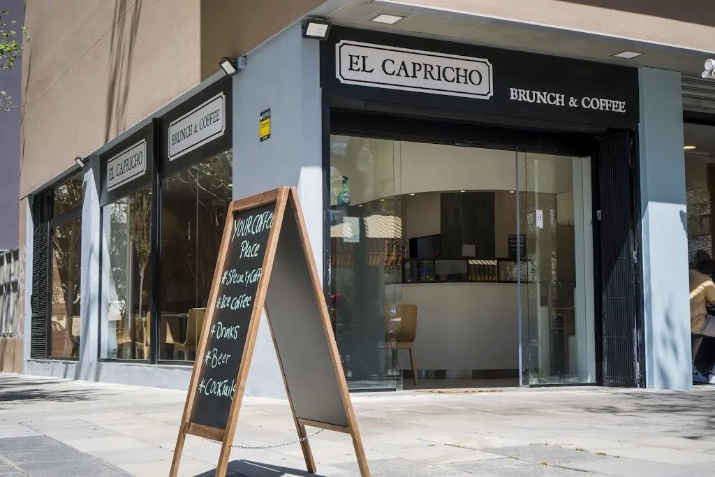 El capricho brunch & cafetería restaurant in Sant Adrià de Besòs