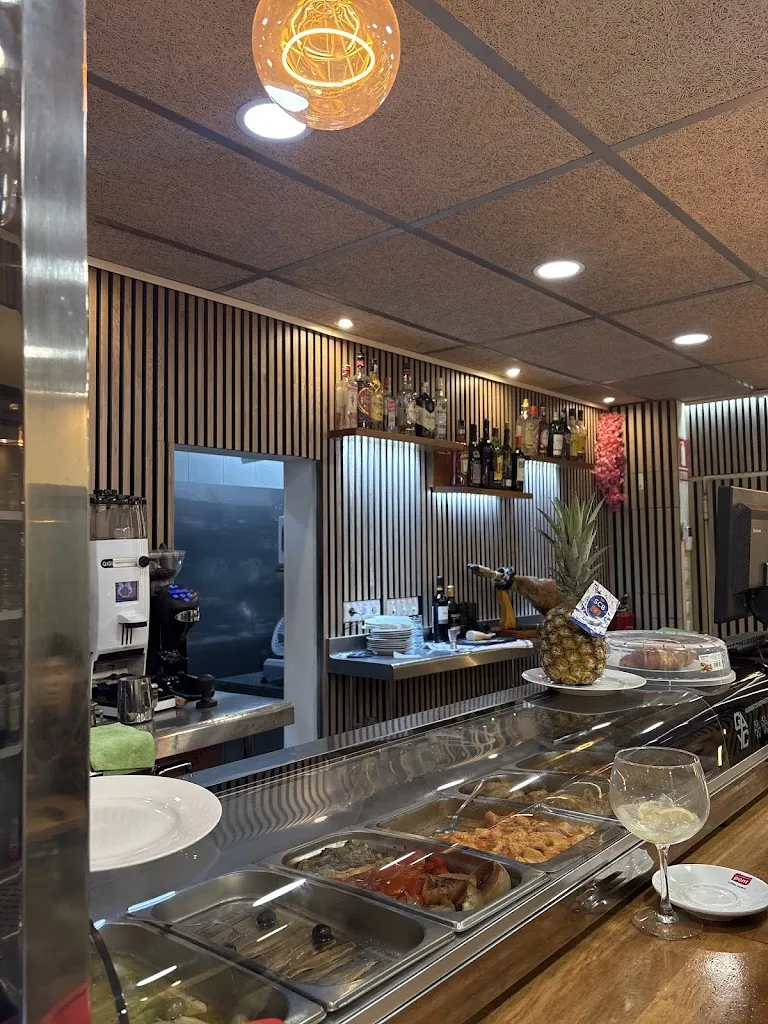 RoyalStret_Ojitos Lindos - Bar Restaurant_Sant Adrià de Besòs_review