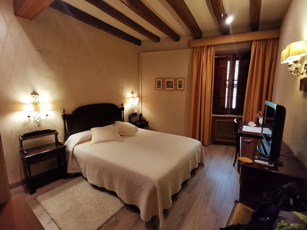 Fonda Ca la Manyana_Sant Julià de Vilatorta_slider_image_2