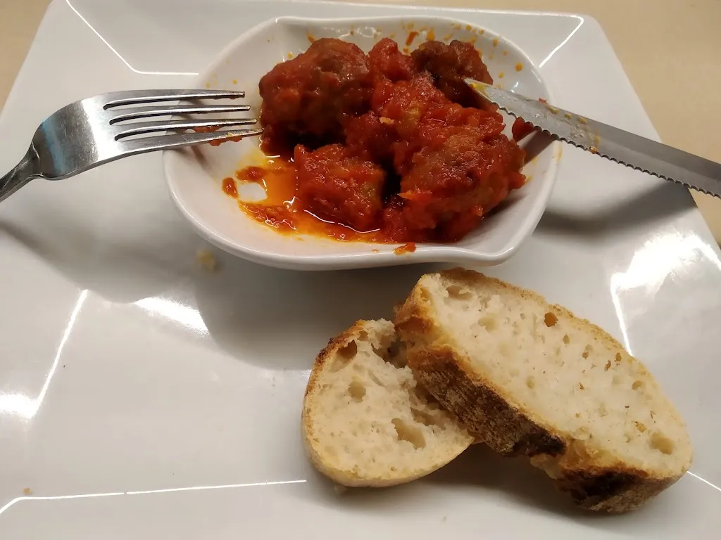 Joan Motos Ortiz_Bar Pavelló Esportiu Sjv_Sant Julià de Vilatorta_recensione