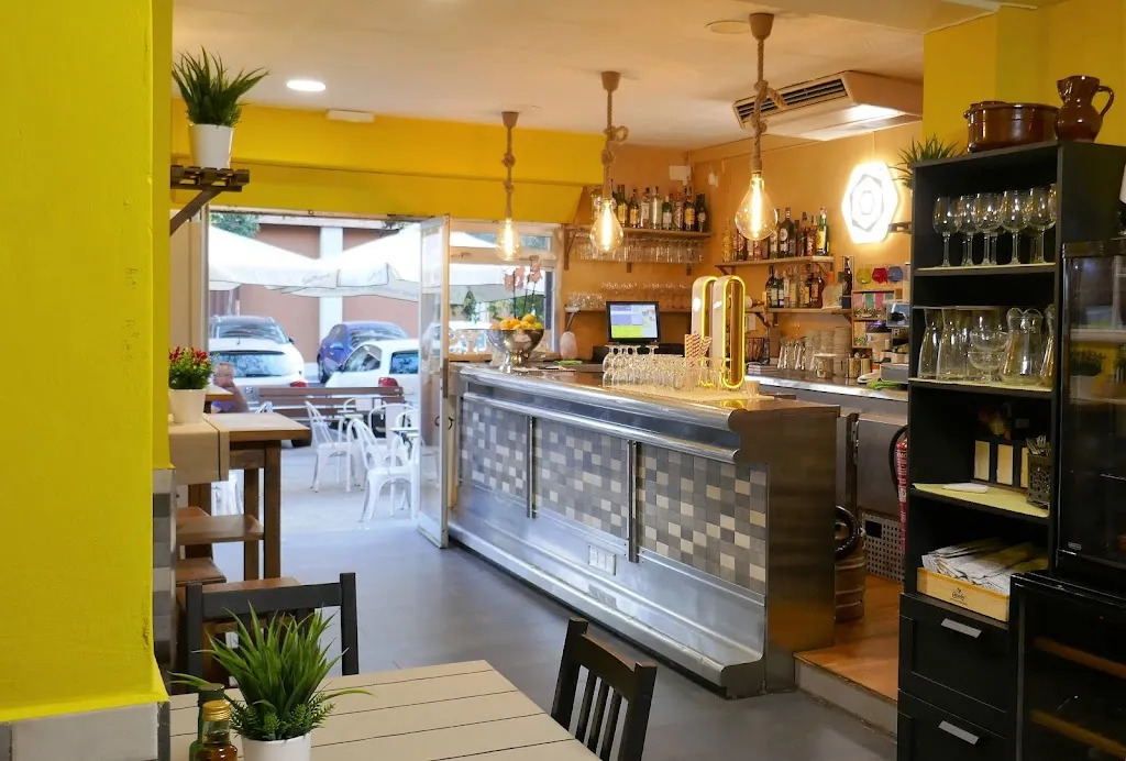 Molly's Resto-bar restaurant in Sant Feliu de Llobregat