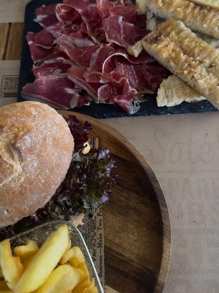 Nika andguladze_King's Grand Cafe_Santa Susanna_review