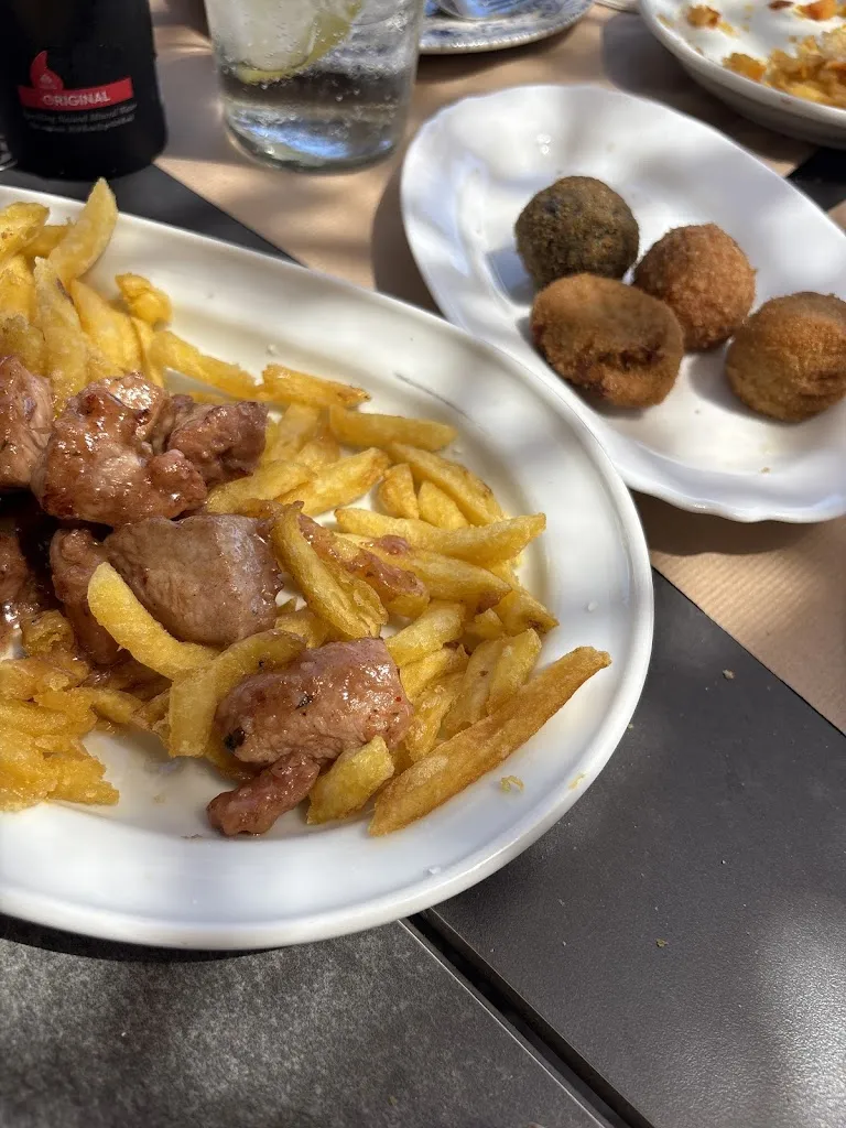 Diana Nieto Gomez_Nuevo bar azul_Pobra do Caramiñal A_review