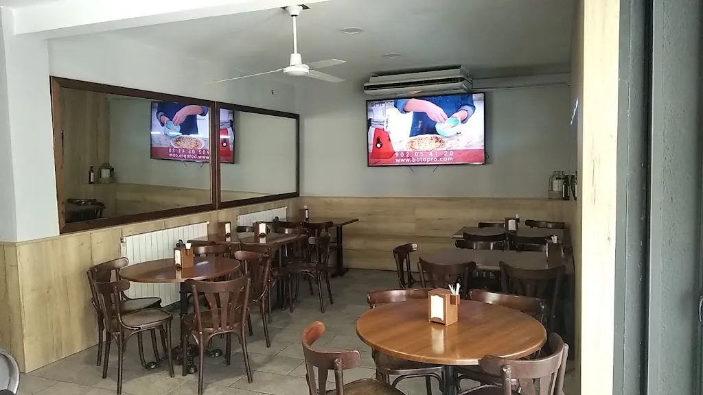 Bar Restaurant Tornem-hi restaurant in Torelló