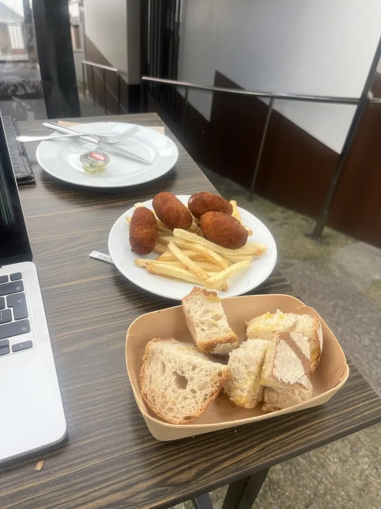 Savanna Clarke_Pulpería Os Cen Pasos_Pontedeume_review