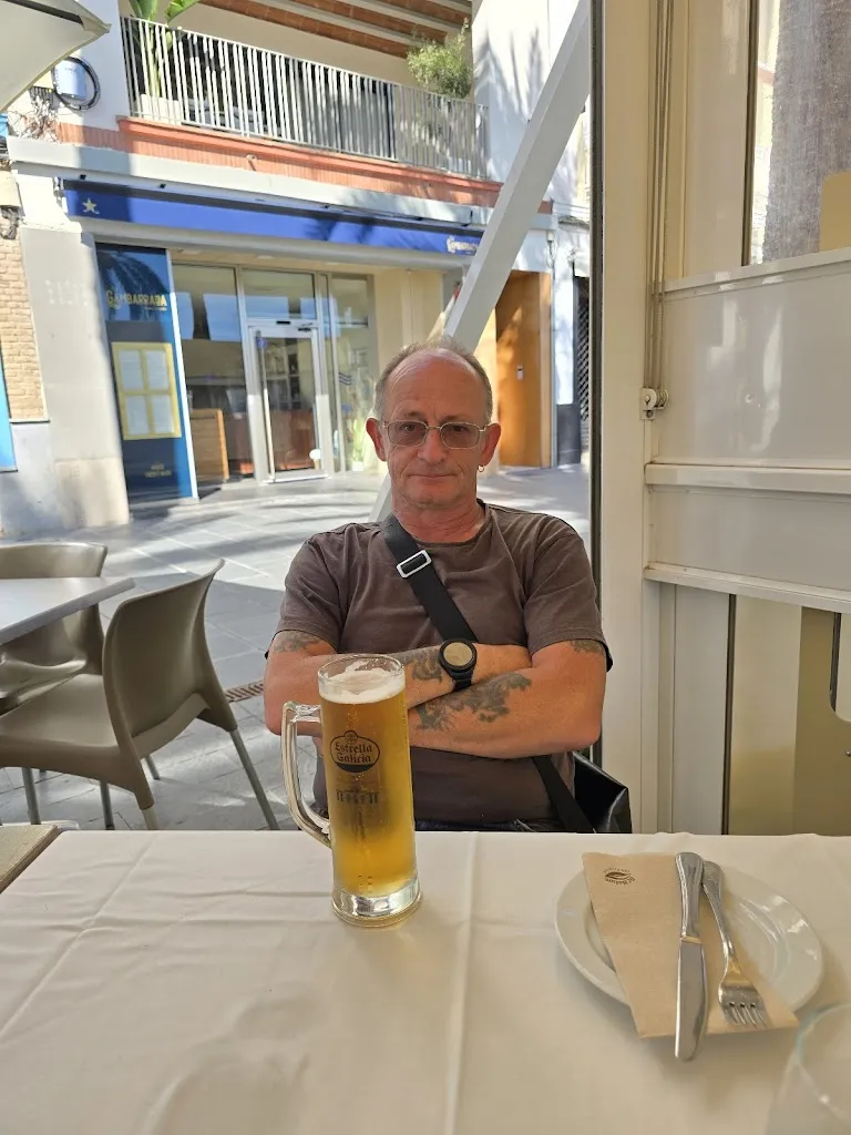 R Houghton_Pika Tapa_Vilanova i la Geltrú_review