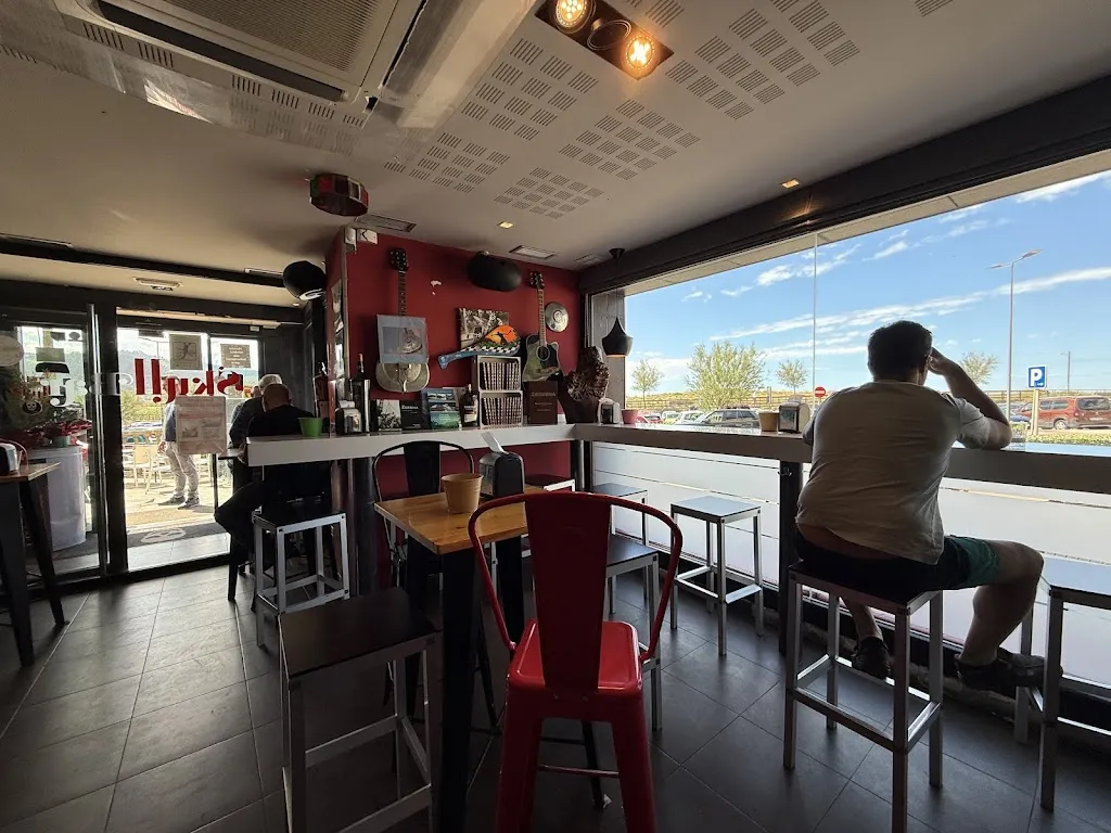 Blanca Bugler_SKULL BAR_Abanto y Ciérvana-Abanto Zierbena_review