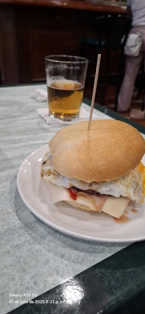 Omar Higuera_cafetería UGARI_Arrigorriaga_review