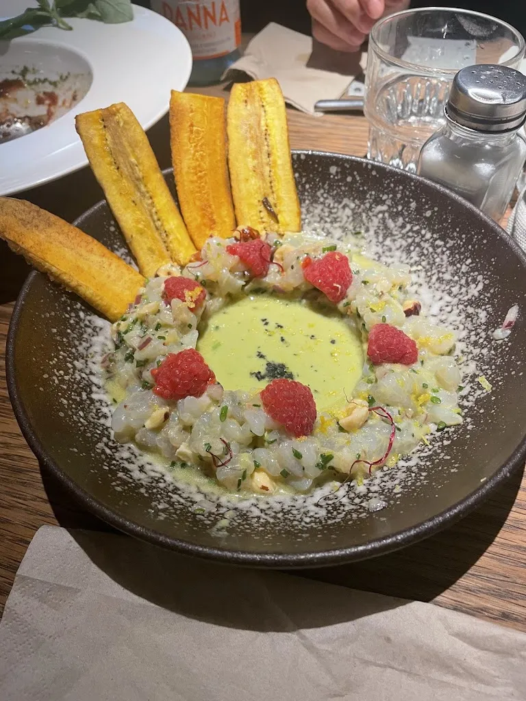 Matt Sims_Entre Santos Cocktail Bar & Food_Santiso_recensione