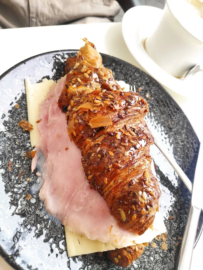 Andrea Acosta_Akatz_Bermeo_review