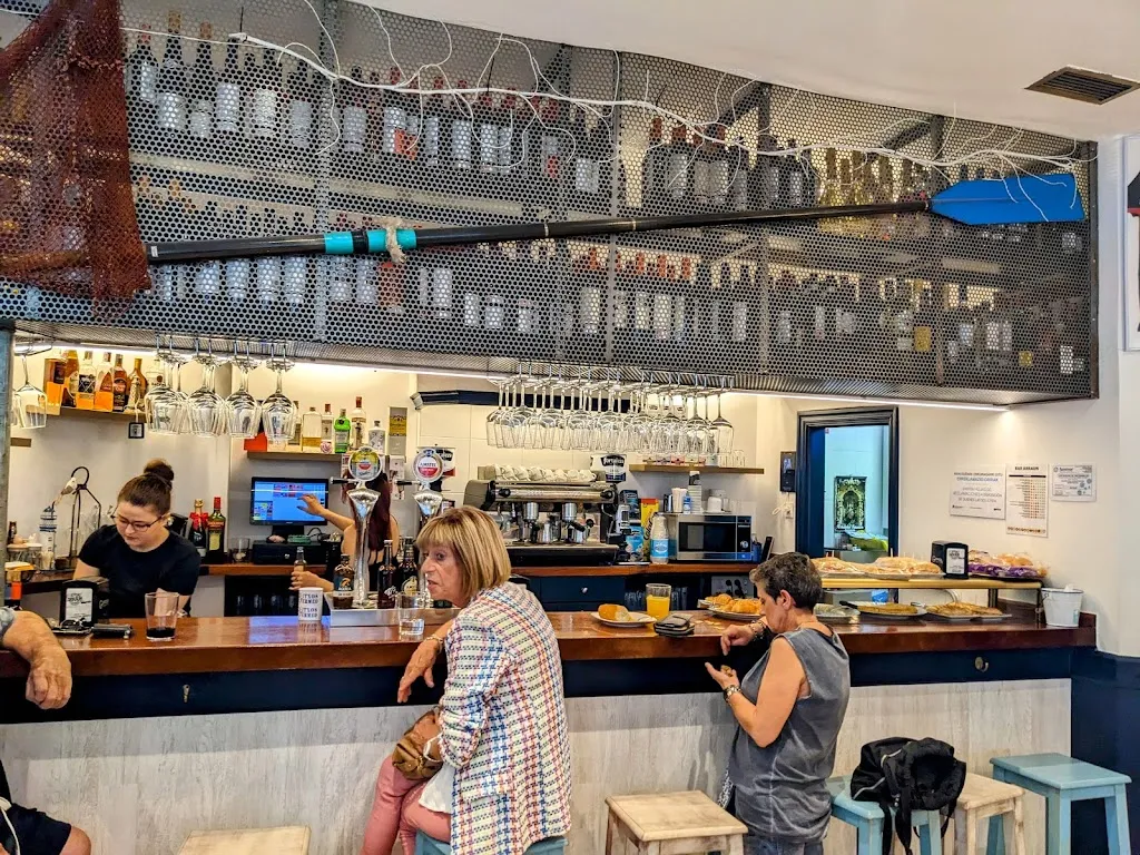 Avant Lard Travel - by Houston Porter_Bar Arraun Bermeo_Bermeo_review